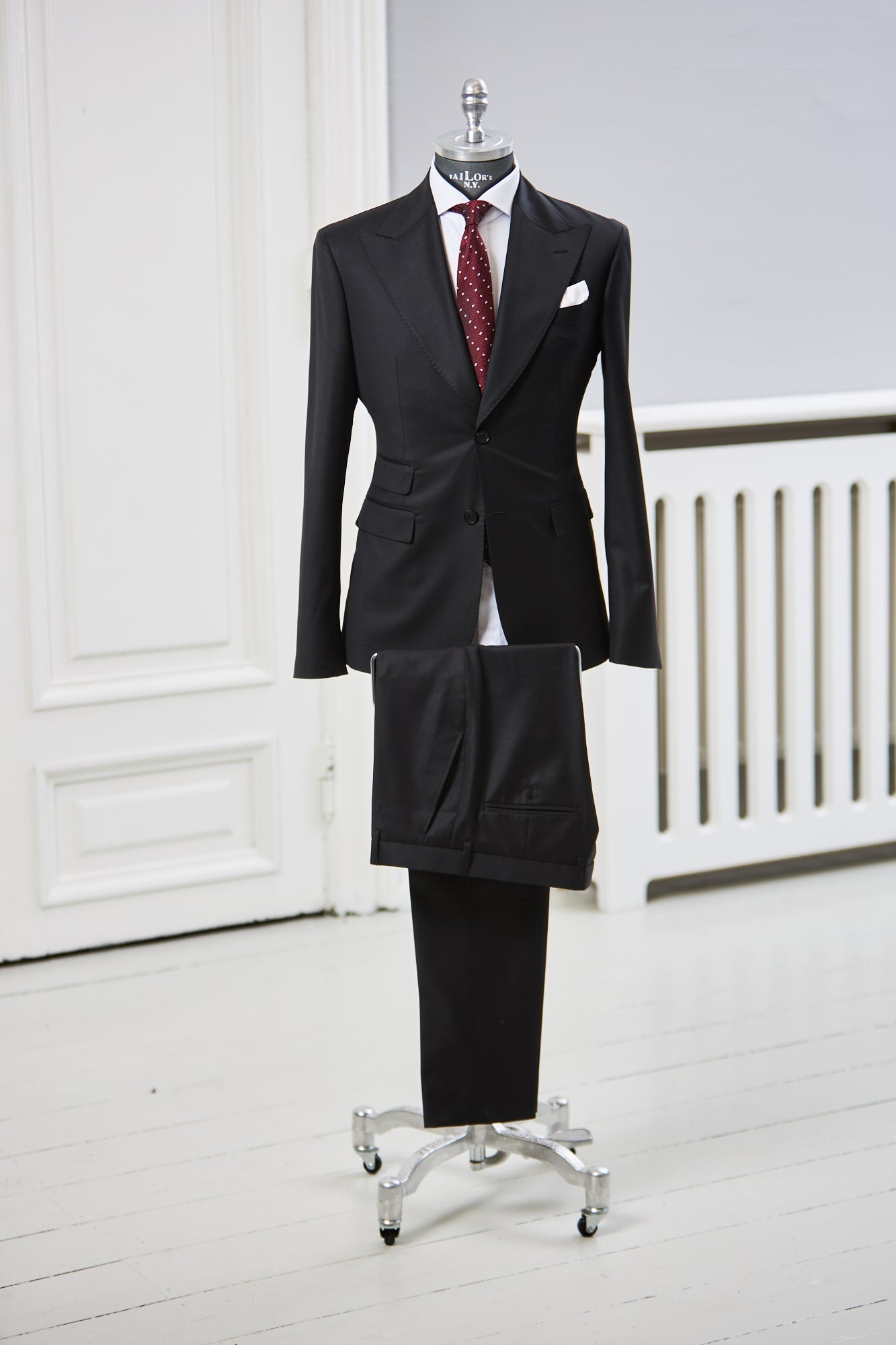 sort jakkesæt med rødt slips