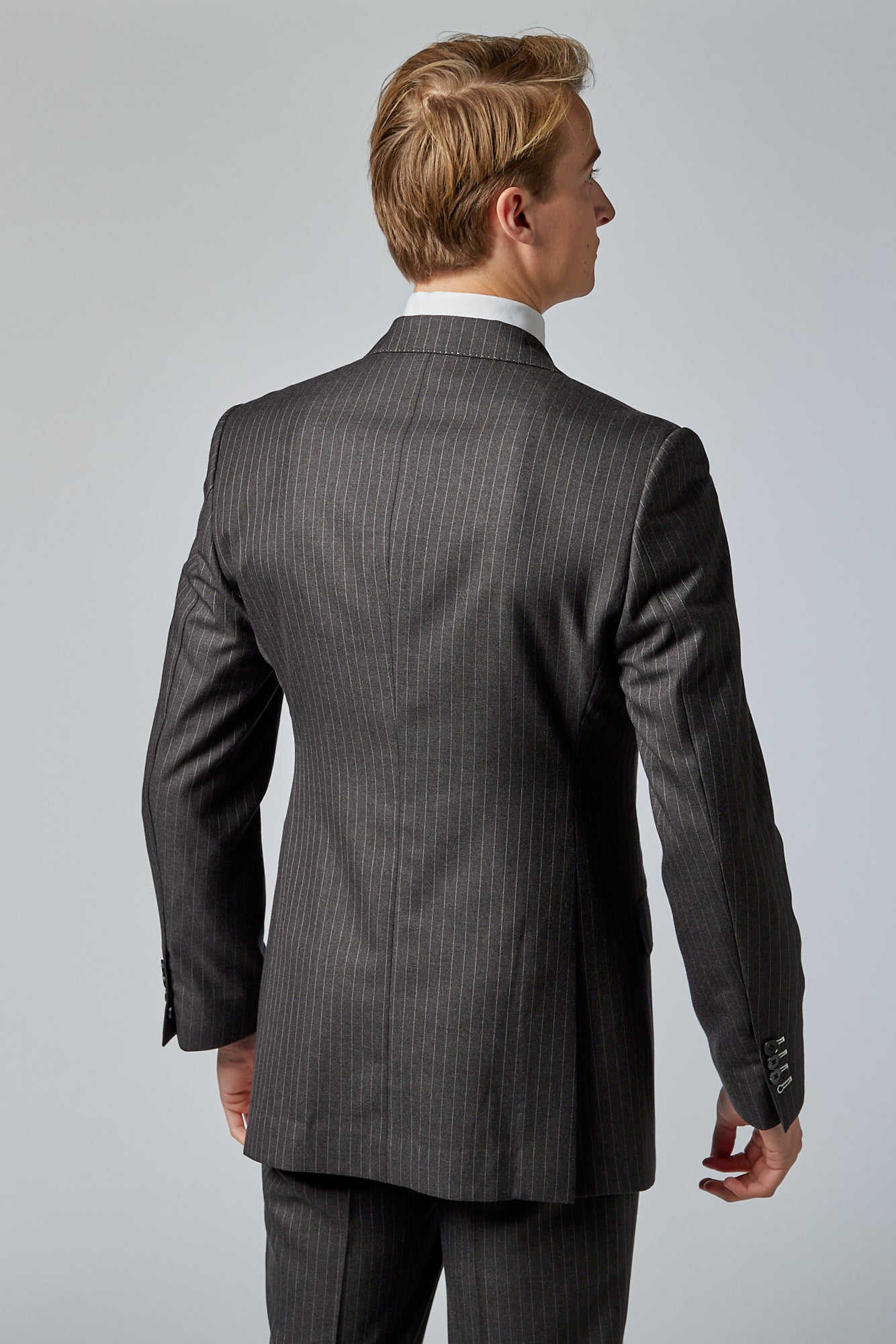 pinstripe jakkesæt bagfra