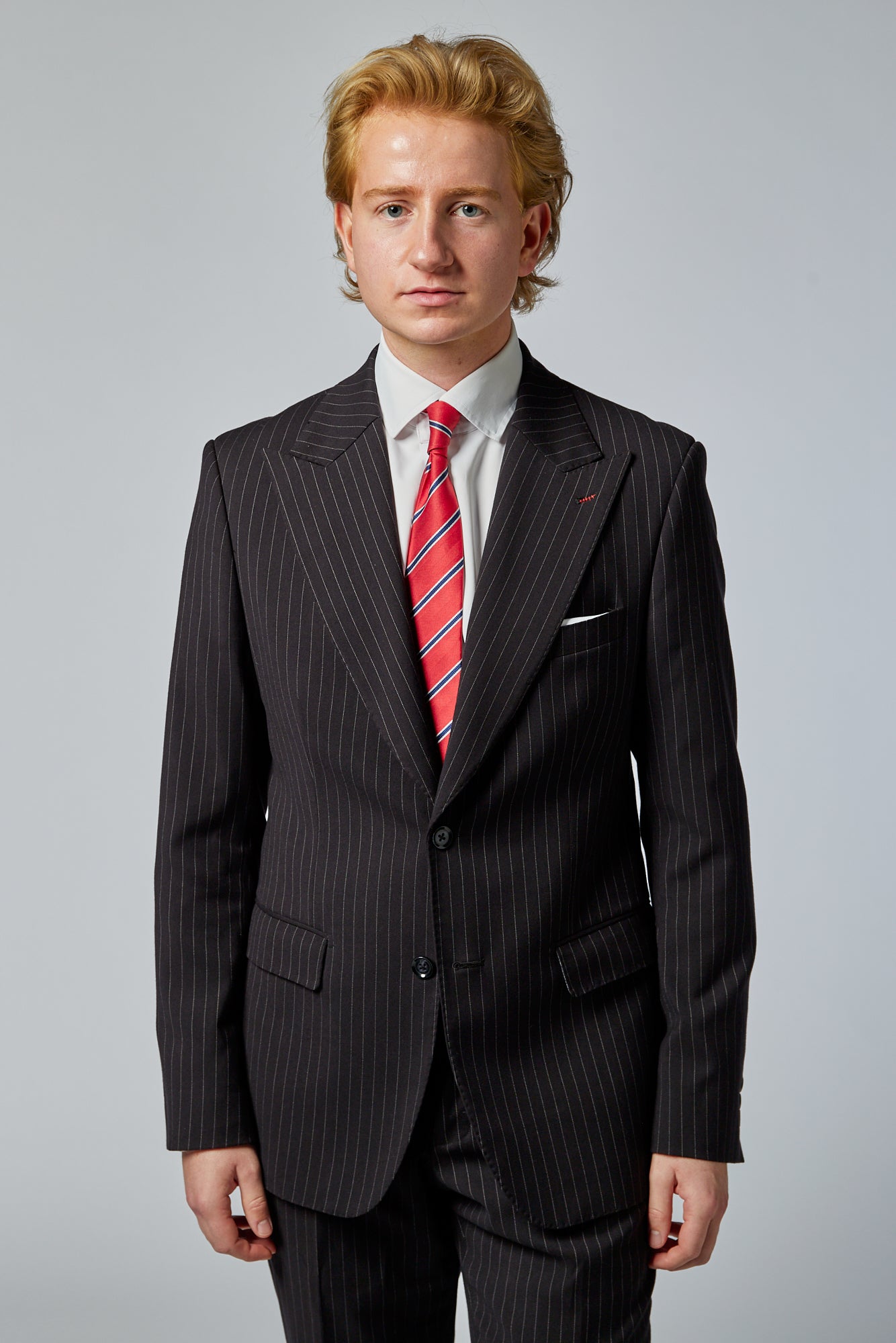 pinstripe jakkesæt med røde detaljer
