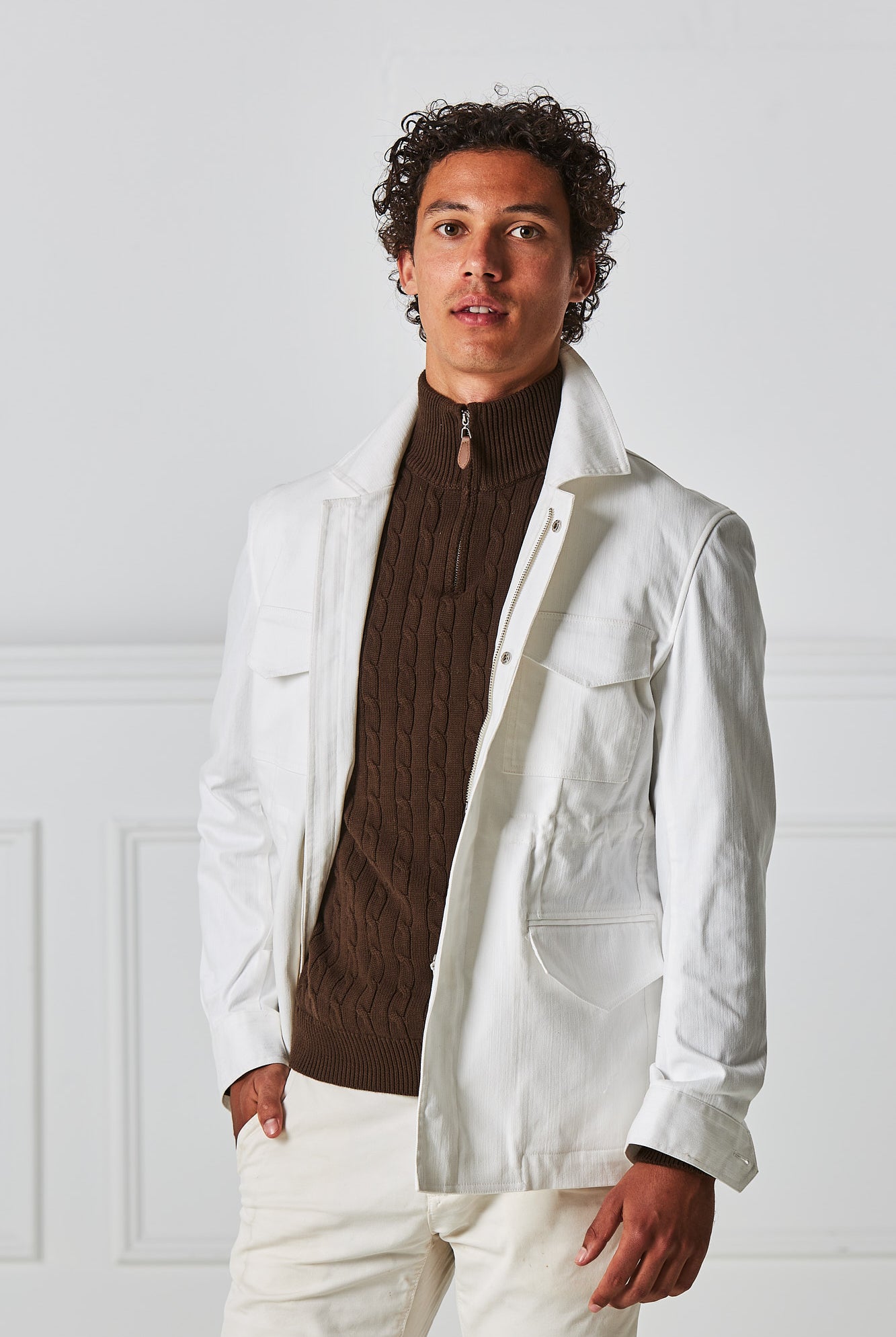 brun knit med hvid jakke
