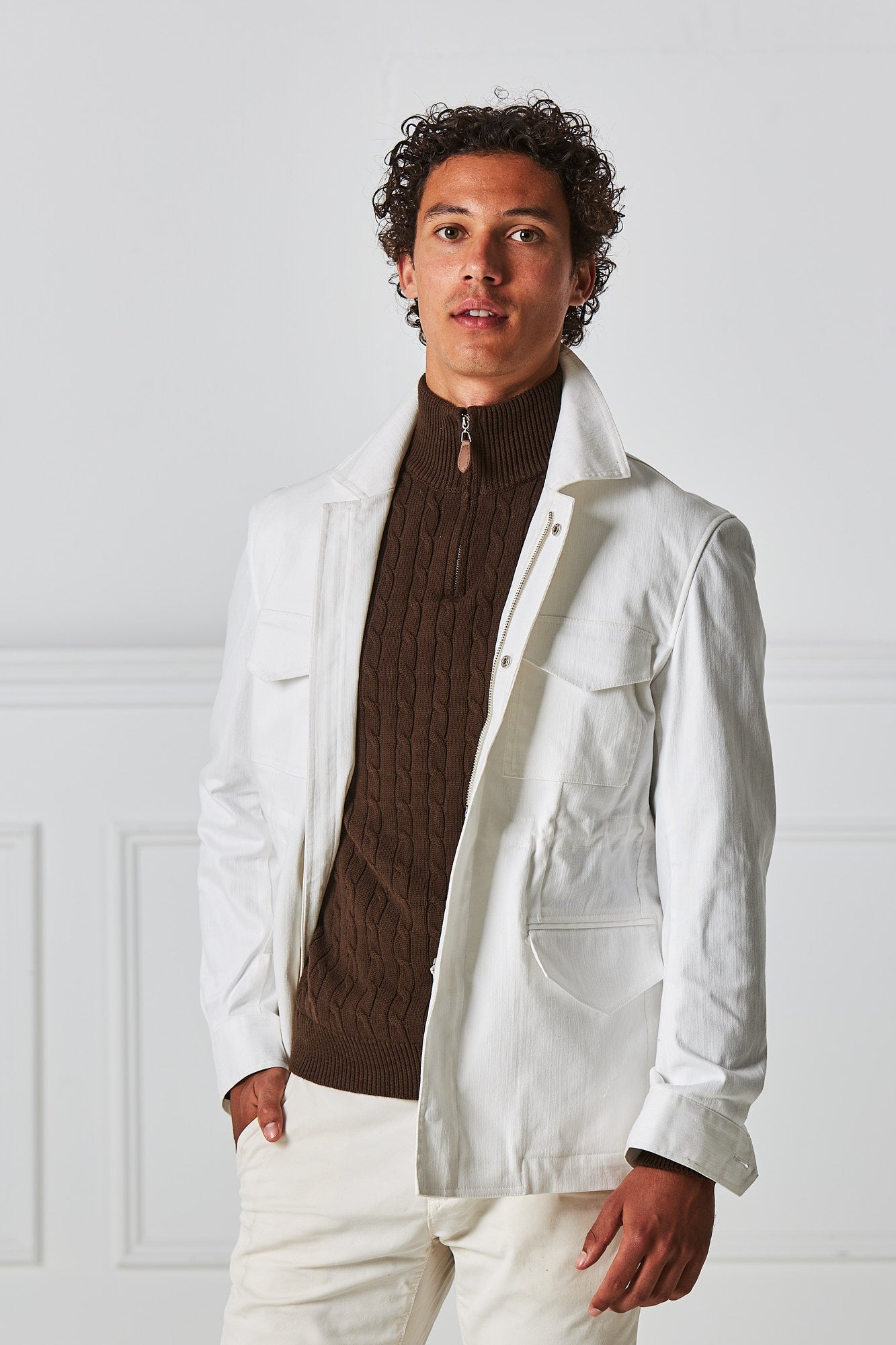 brun knit med hvid jakke