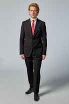 Skræddersyet sort jakkesæt i pinstripe med rødt slips
