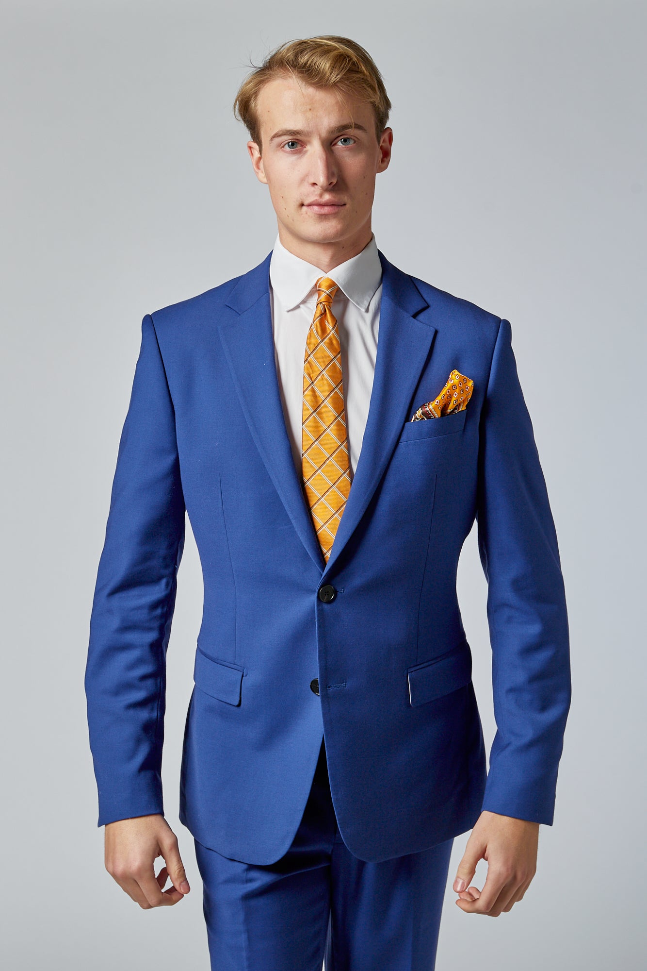 jakkesæt i marineblå farve og guld slips