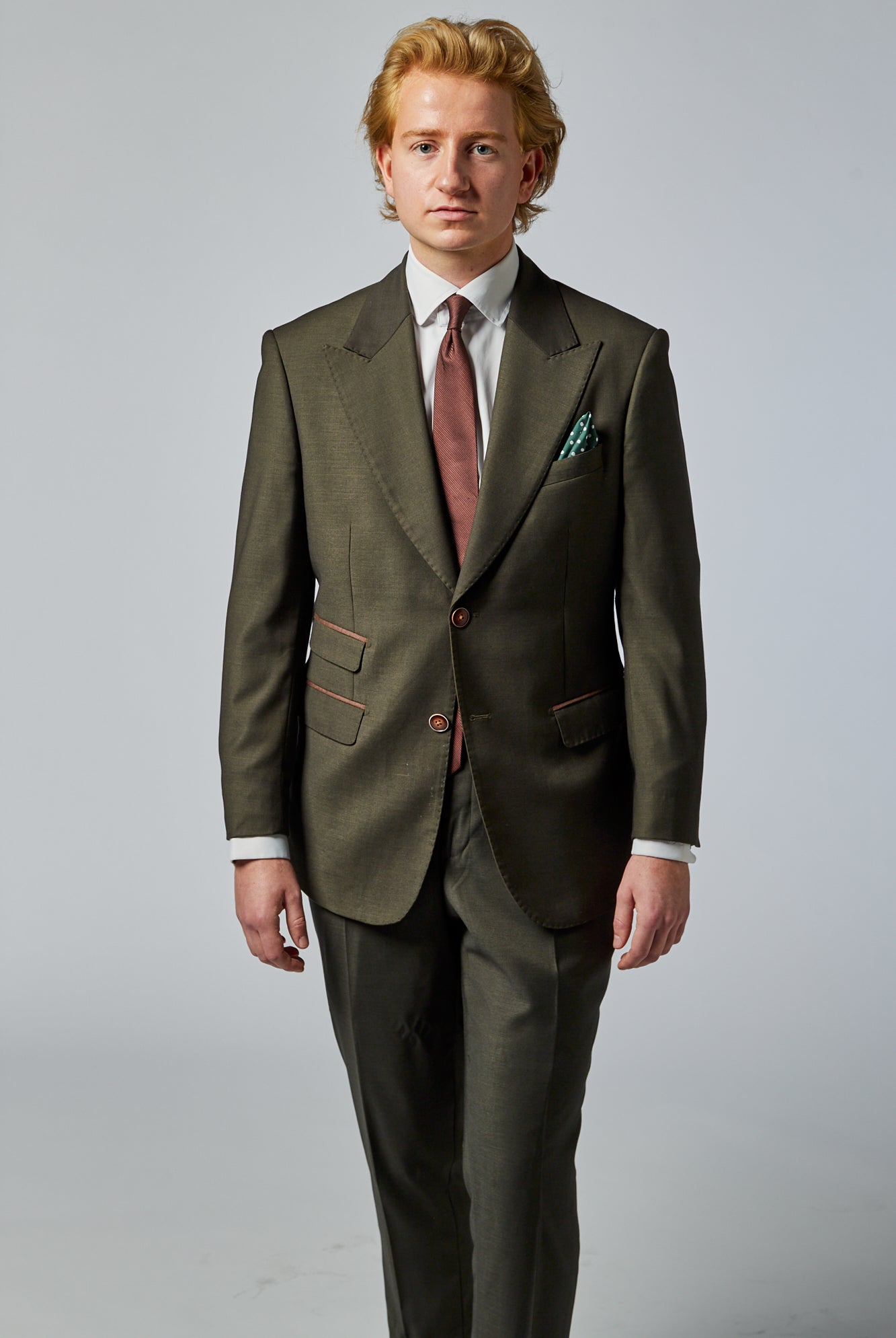 jordfarvet grønt jakkesæt med brunt slips