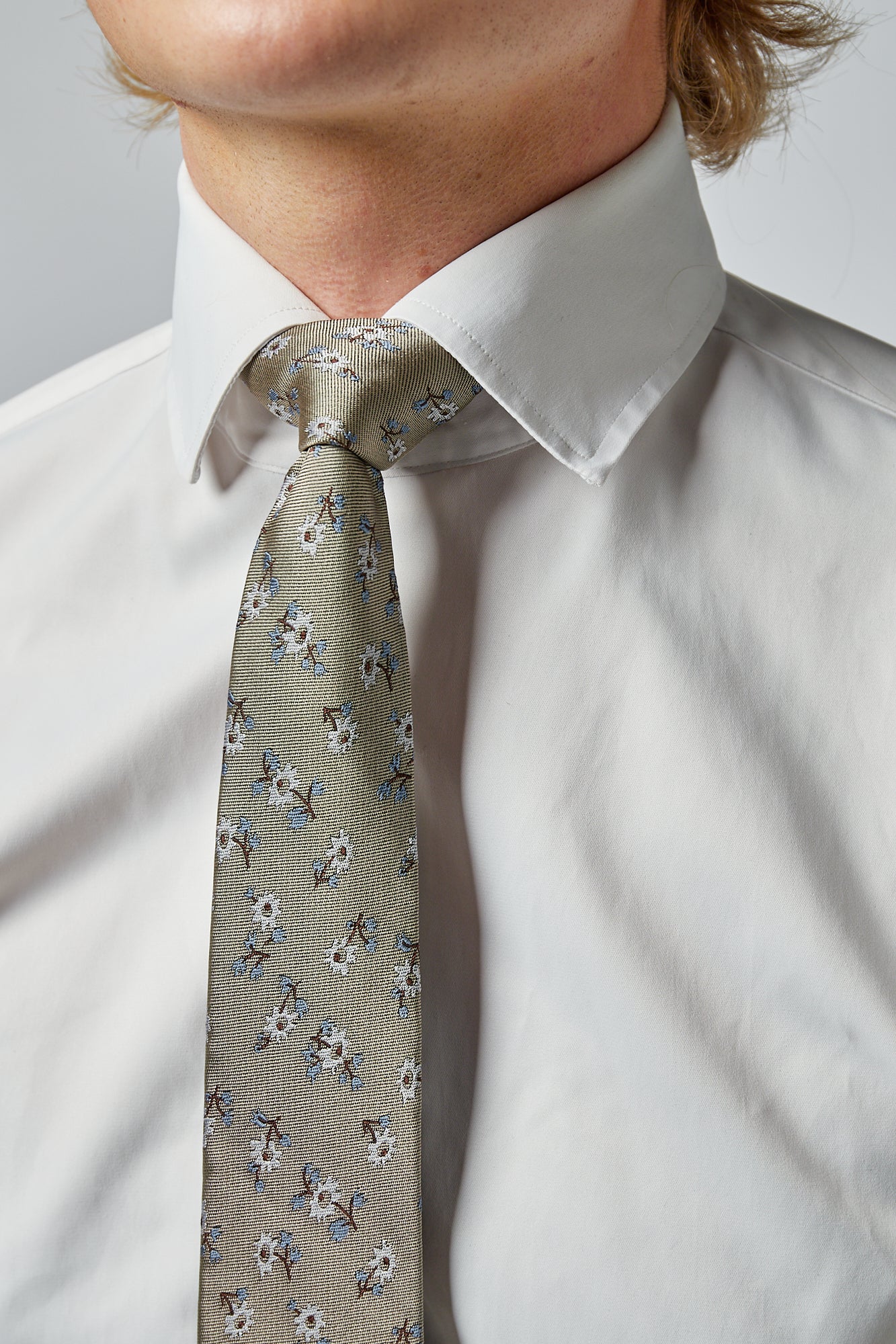 Hvid skjorte med slips